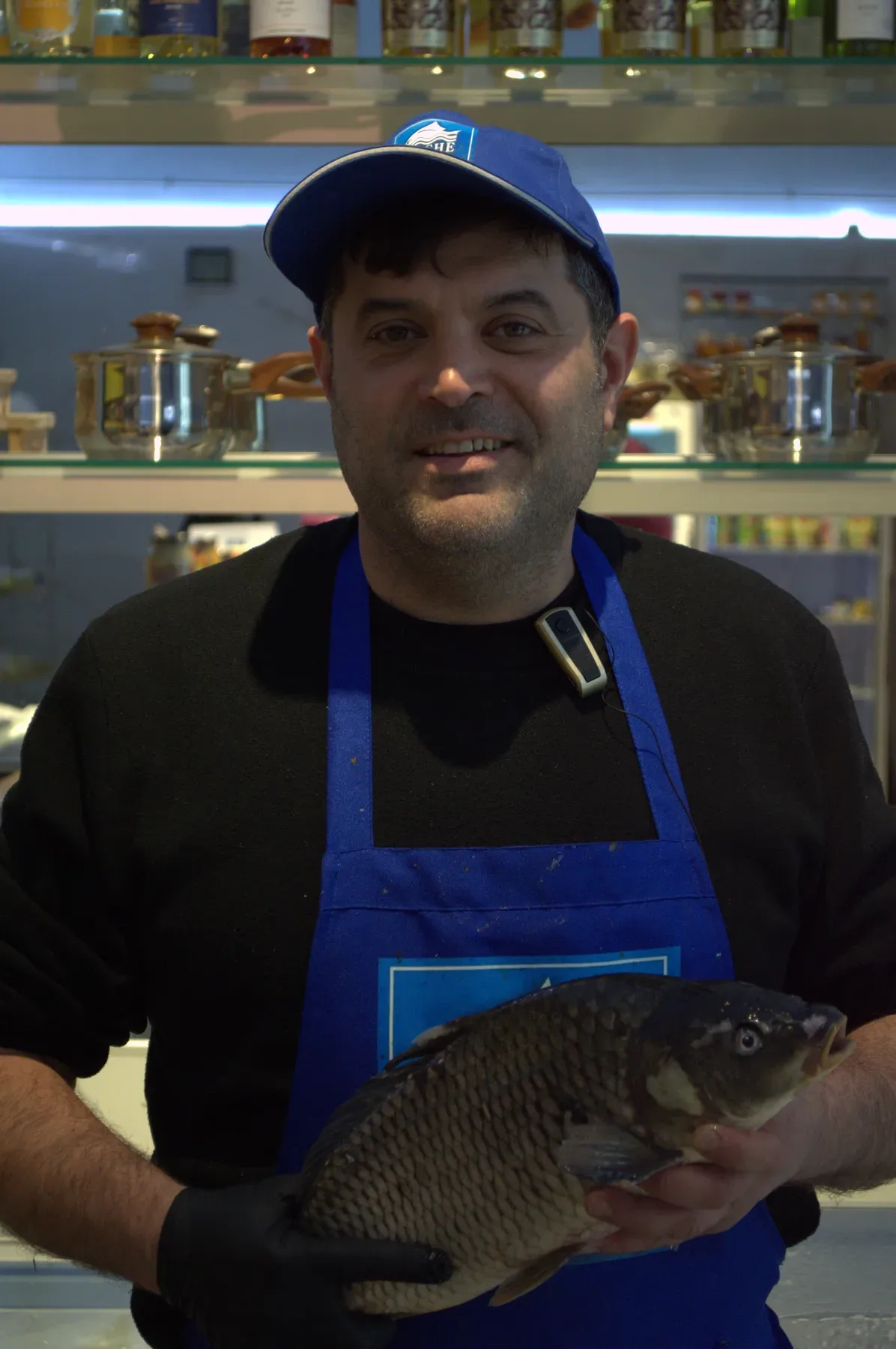 Владелец Fische & mehr со свежей рыбой