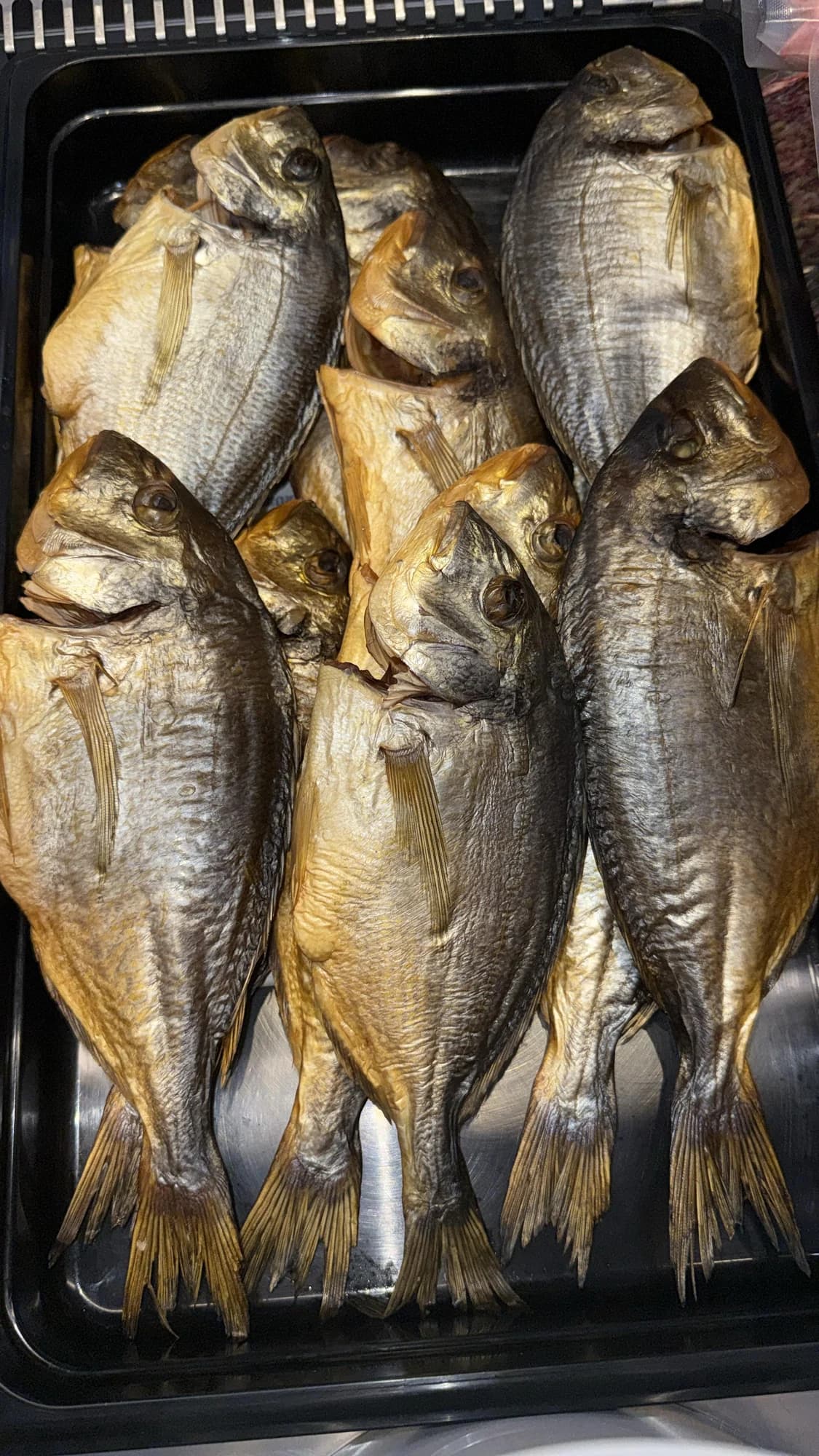 Цельная копчёная рыба, золотистая