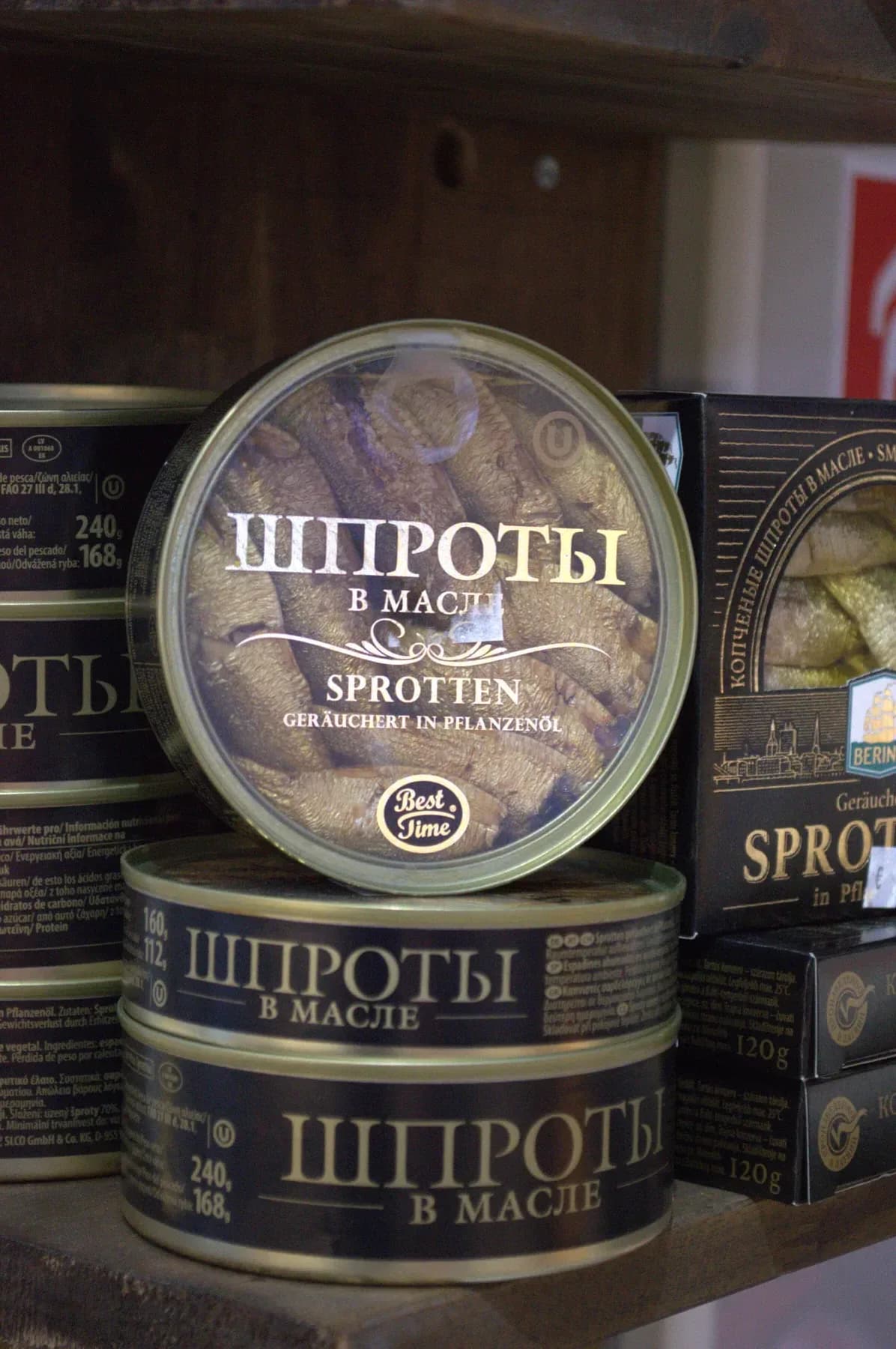 Рыбные консервы в деревянном ящике